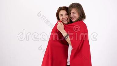两个最好的女朋友用<strong>红毯</strong>子给自己盖上被子